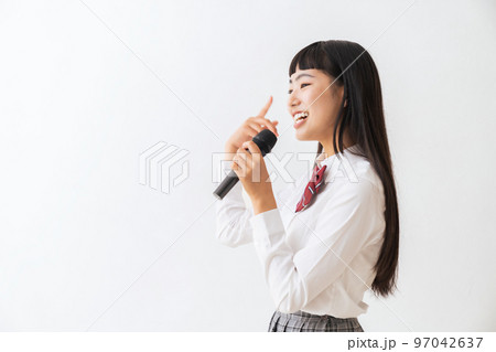 制服を着た女子学生　カラオケ 97042637