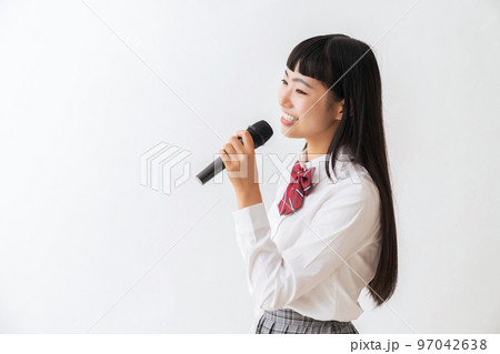 制服を着た女子学生　カラオケ 97042638