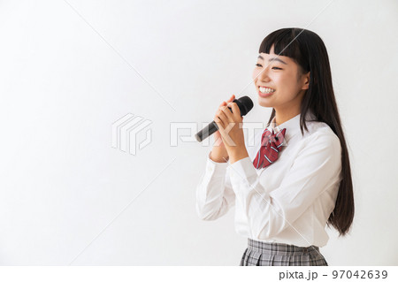 制服を着た女子学生　カラオケ 97042639