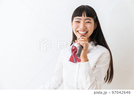 制服を着た女子学生　カラオケ 97042646
