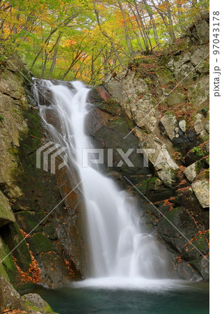 福島県二本松市 安達太良山登山道塩沢コースの見どころ、湯川渓谷の三階滝上段の滝と紅葉 福島県二本松市 安達太良山登山道塩沢コースの見どころ、湯川渓谷の三階滝上段の滝と紅葉 97043178