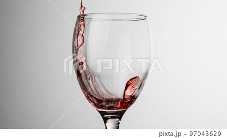 グラスに注がれる赤ワイン　アルコールイメージ 97043629