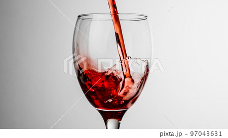 グラスに注がれる赤ワイン　アルコールイメージ 97043631
