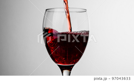 グラスに注がれる赤ワイン　アルコールイメージ 97043633