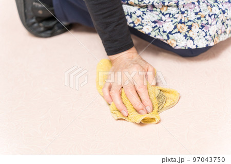 床拭き掃除しているシニア女性 97043750