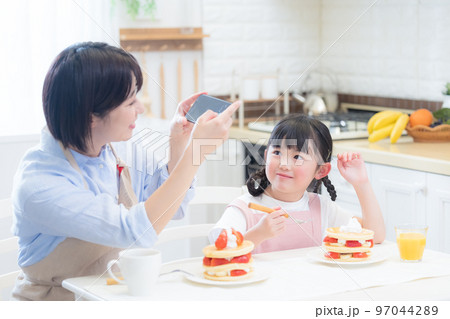 ファミリー　パンケーキを食べる女の子とママ 97044289