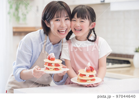 ファミリー　パンケーキを作る女の子とママ 97044640