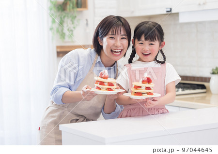 ファミリー　パンケーキを作る女の子とママ 97044645
