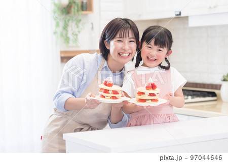 ファミリー　パンケーキを作る女の子とママ 97044646