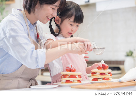 ファミリー　パンケーキを作る女の子とママ 97044744