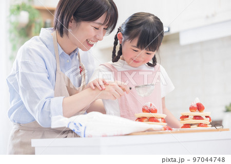 ファミリー　パンケーキを作る女の子とママ 97044748