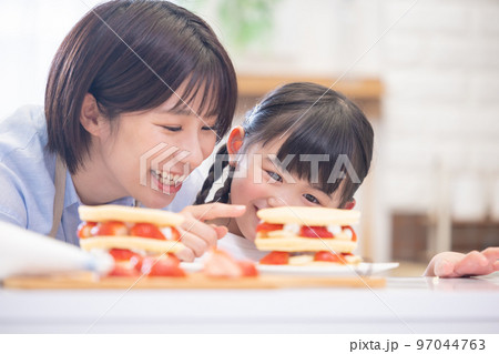 ファミリー　パンケーキを作る女の子とママ 97044763