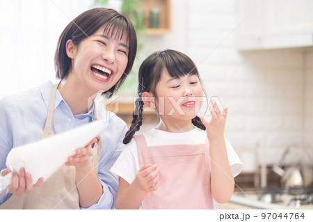 ファミリー パンケーキを作る女の子とママ ファミリー パンケーキを作る女の子とママ 97044764