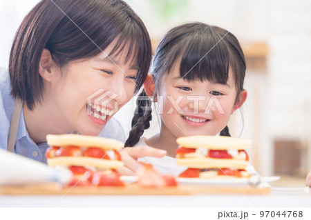 ファミリー　パンケーキを作る女の子とママ 97044768