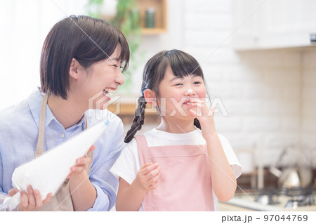 ファミリー　パンケーキを作る女の子とママ 97044769