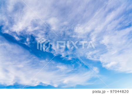 雲の多い冬の寒空 97044820