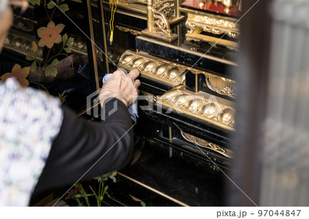 仏壇の掃除 97044847