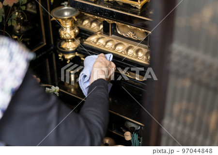 仏壇の掃除 97044848