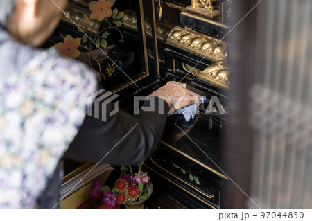 仏壇の掃除 97044850