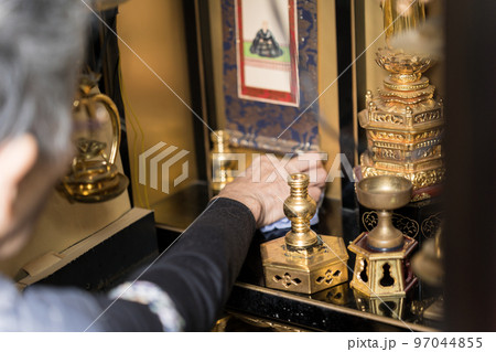 仏壇の掃除 97044855