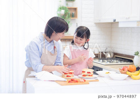 ファミリー　パンケーキを作る女の子とママ 97044897