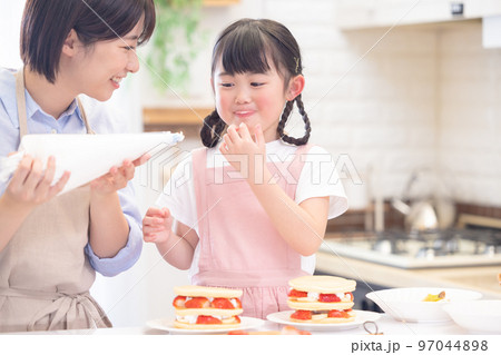 ファミリー　パンケーキを作る女の子とママ 97044898