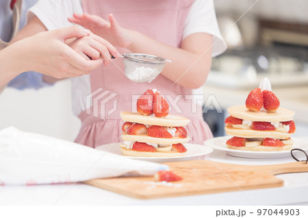ファミリー　パンケーキを作る女の子とママ 97044903