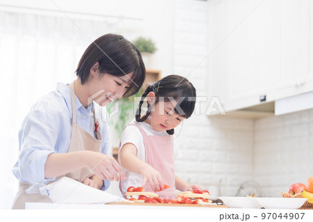ファミリー　パンケーキを作る女の子とママ 97044907