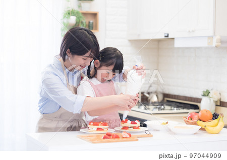 ファミリー　パンケーキを作る女の子とママ 97044909