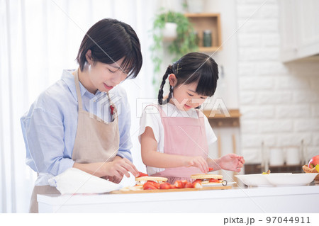 ファミリー　パンケーキを作る女の子とママ 97044911