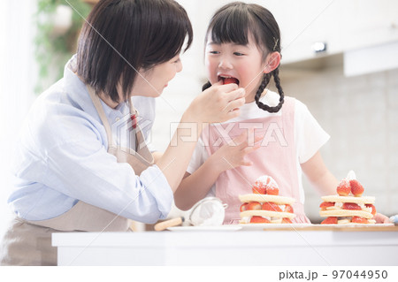 ファミリー　パンケーキを作る女の子とママ 97044950
