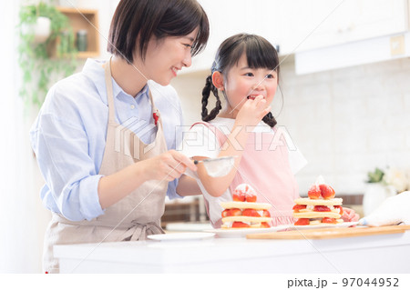 ファミリー　パンケーキを作る女の子とママ 97044952