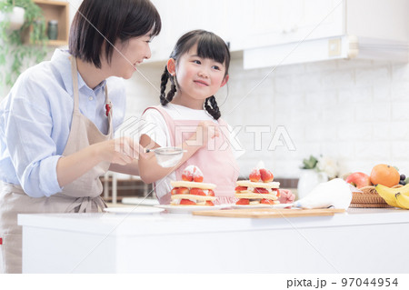 ファミリー　パンケーキを作る女の子とママ 97044954