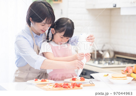 ファミリー　パンケーキを作る女の子とママ 97044963