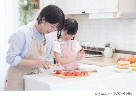 ファミリー　パンケーキを作る女の子とママ 97044966