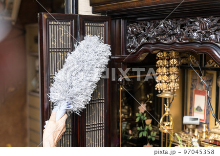 仏壇の掃除　はたきで埃を払う 97045358