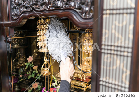 仏壇の掃除　はたきで埃を払う 97045365