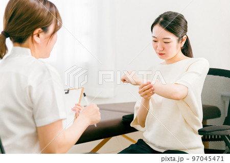 整形外科で腱鞘炎・手首の怪我をして悩む患者とカウンセリング・診察・問診する医師・看護師・カウンセラー 整形外科で腱鞘炎・手首の怪我をして悩む患者とカウンセリング・診察・問診する医師・看護師・カウンセラー 97045471