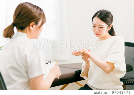 整形外科で腱鞘炎・手首の怪我をして悩む患者とカウンセリング・診察・問診する医師・看護師・カウンセラー 整形外科で腱鞘炎・手首の怪我をして悩む患者とカウンセリング・診察・問診する医師・看護師・カウンセラー 97045472