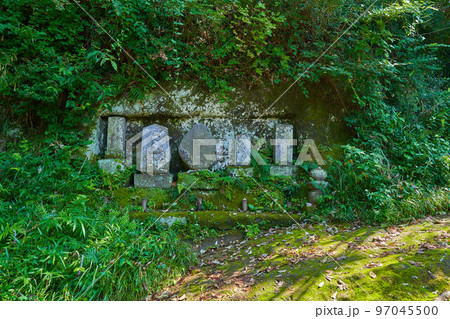 神奈川県鎌倉市の明月院通りにある庚申塔(こうしんとう) 97045500