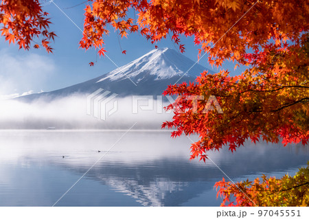 《山梨県》秋の富士山・紅葉のアーチ 97045551