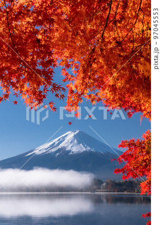 《山梨県》秋の富士山・紅葉のアーチ 《山梨県》秋の富士山・紅葉のアーチ 97045553