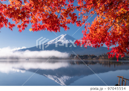 《山梨県》秋の富士山・紅葉のアーチ 《山梨県》秋の富士山・紅葉のアーチ 97045554