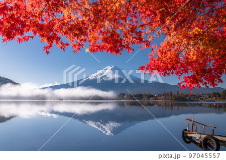 《山梨県》秋の富士山・紅葉のアーチ 《山梨県》秋の富士山・紅葉のアーチ 97045557