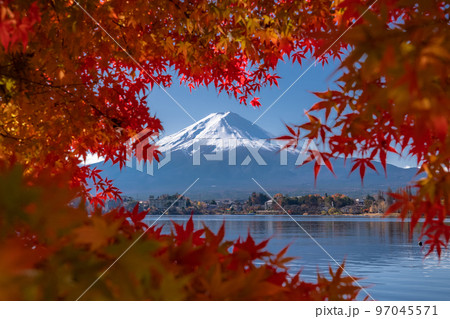 《山梨県》秋の富士山・紅葉のアーチ 97045571