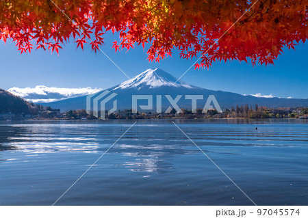 《山梨県》秋の富士山・紅葉のアーチ 97045574