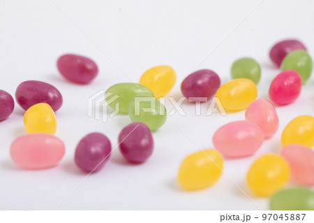 白い背景とグミ　gummies 97045887