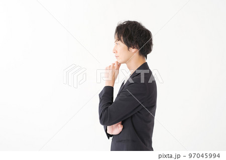 20代男性の横顔ポートレート 97045994