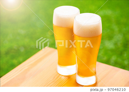 ビールを楽しむ ビールを楽しむ 97046210