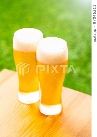 ビールを楽しむ 97046211